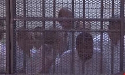 ورود قضات و وکلای دادگاه حسنی مبارک با خودروهای زرهی