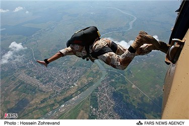 تمرین چتربازی«سقوط آزاد» یگان هوابرد سپاه پاسداران
