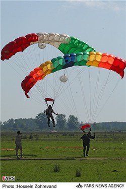 تمرین چتربازی«سقوط آزاد» یگان هوابرد سپاه پاسداران