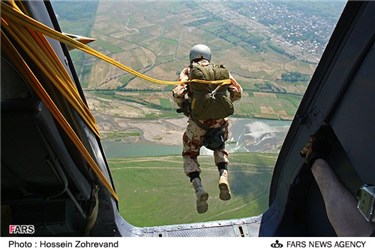 تمرین چتربازی نیروی هوابرد سپاه پاسداران