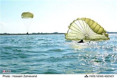 تمرین چتر بازی اتوماتیک فرود در آب توسط یگان هوابرد سپاه پاسداران