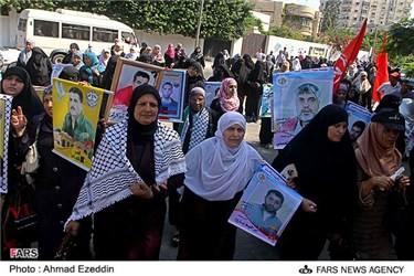 تظاهرات خانواده های اسرای فلسطینی در برابر دفتر سازمان ملل در غزه