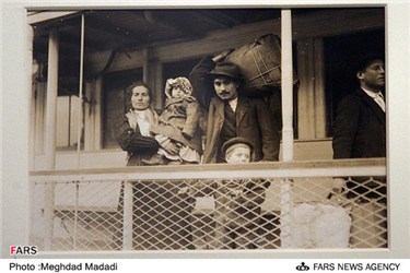 خانواده ایتالیایی در قایقی از الیزا آیلند اثر لوئس هاین در سال  1920