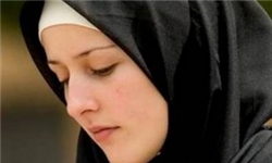 زنان با حفظ حجاب در مقابل دشمن بایستند