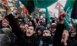 تظاهرات‌ اردنی‌ها‌ به نحوه پوشش خبری الجزیره و العربیة در قبال تحولات سوریه