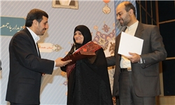 احمدی‌نژاد با اهداء نشان ملی ایثار از هفت همسر شهید تجلیل کرد