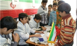 مسئولان حاجی‌آبادی میز خود را به دانش‌آموزان دادند