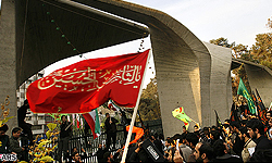 اهتزاز پرچم متبرک یاحسین در میدان امام حسین(ع) شهرکرد