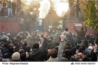 ورود دانشجویان معترض به سفارت انگلیس در تهران