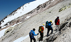 یک تیم کوهنورد تنکابنی به دماوند صعود کردند