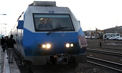 دومین قطار دو طبقه ایران در یزد وارد ریل شد