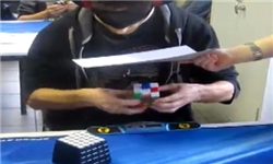 دانش‌آموز اردبیلی در حل مکعب روبیک با پا افتخار آفرید