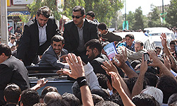 احمدی‌نژاد وارد شهرستان زاوه شد