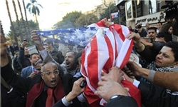 مصری‌های معترض با فرو ریختن دیوار اطراف پارلمان خواستار اخراج سفیر آمریکا شدند