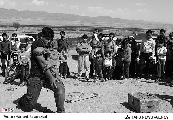 پاره کردن زنجیر در برنامه معرکه گیری