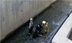 نجات معجزه‌آسای راننده تراکتور از زیر آوار