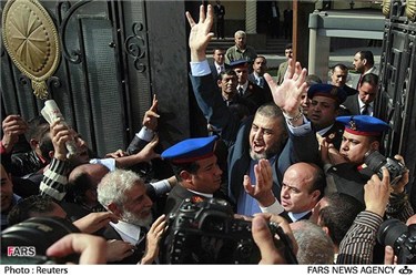 خیرات الشاطر در جمع هواداران پس از نام نویسی برای حضور در انتخابات ریاست جمهوری مصر