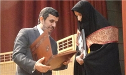 احمدی‌نژاد به ایثارگران، جانبازان و خانواده‌ شهدای خراسانی نشان ایثار اهدا کرد