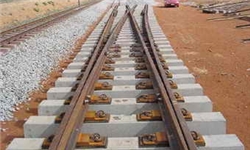 نصب نخستین دال خط‌های کوهان‌دار در ایستگاه نمکزار راه‌آهن
