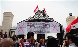 تحصن جوانان سوری مقابل کاخ امیر قطر در حمایت از اسد