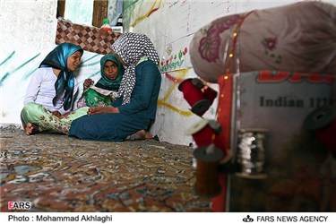 کودکان عضو کوچکترین کتابخانه ایران در روستای دهکهان شهرستان کهنوج