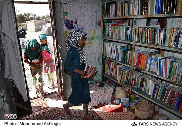 کودکان عضو کوچکترین کتابخانه ایران در روستای دهکهان شهرستان کهنوج
