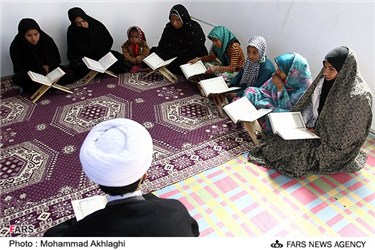 کودکان عضو کوچکترین کتابخانه ایران حین آموزش قرآن در روستای دهکهان شهرستان کهنوج