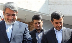 بازدید احمدی‌نژاد از مراحل ساخت داروهای نوترکیب در اصفهان