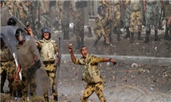 یورش نیروهای امنیتی مصر با تانک و زره‌پوش به تظاهرات‌کنندگان وزارت دفاع