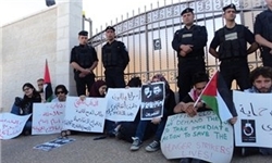 تجمع اعتراض‌آمیز فلسطینیان در مقابل مقر صلیب سرخ در نابلس