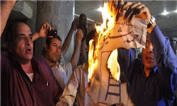 معترضین مصری در اسکندریه تصویر "احمد شفیق" را به آتش کشیدند +عکس