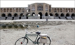 اصفهان صحنه مانور طرح‌های نیمه‌کاره آبی / آیا لب‌های خشک زاینده‌رود تر می‌شود