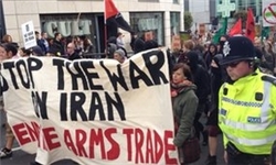 مخالفان حمله به سوریه، در لندن تظاهرات می‌کنند