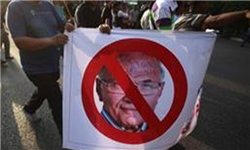 تحصن فعالان مصری مقابل پارلمان و اعتصاب غذا برای عزل شفیق