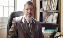 دیدار مرسی با خانواده‌های شهدا/بازنگری دادگاه اداری مصر درباره انحلال‌پارلمان و مکمل قانون‌اساسی