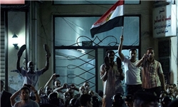 پرتاب کفش و گوجه‌فرنگی به سمت کاروان کلینتون در مصر + فیلم
