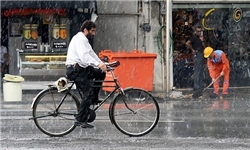 جان باختن کارگر دوچرخه‌سوار در باران