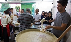 توزیع 14 تن حلیم نذری در شهرک گلستان شیراز
