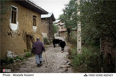 یک مرد میانسال در حال عبور در کوات قدیمی ترین روستای مازندران است