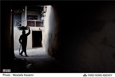 یک زن روستایی در حال عبور در کوچه های کوات قدیمی ترین روستای مازندران است