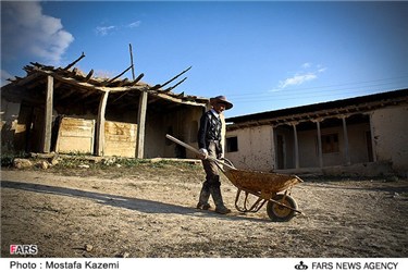 یک پیرمرد در حال فعالیت در روستایی کوات است