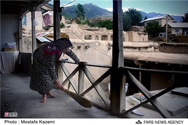 یک زن روستایی در حال فعالیت روزانه است