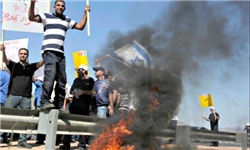 کارگران معترض اسرائیلی، جاده‌ای را مسدود کردند