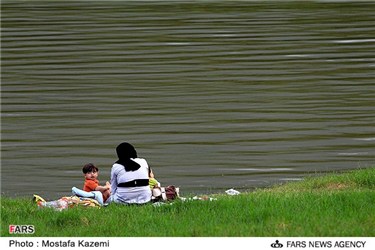 گردشگران در ساحل دریاچه عباس آباد بهشهر