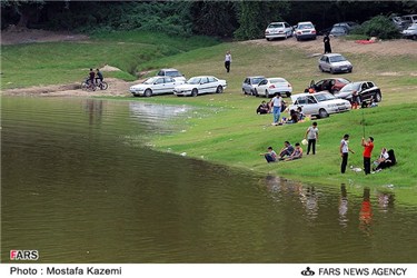 گردشگران در ساحل دریاچه عباس آباد بهشهر