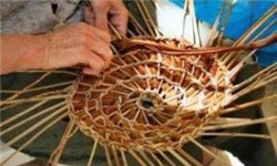 سبد‌بافی با ساقه‌های گندم هنر مردم خراسان جنوبی است