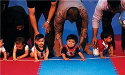 برگزاری یک مسابقه عجیب/ نوزادان آبادانی با چهار دست و پا رقابت می‌کنند