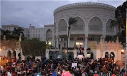 تلاش معترضان برای ورود به کاخ الاتحادیه