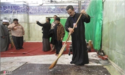جاروکشی مداح معروف در حرم امام حسین(ع)+عکس