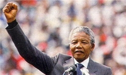تابلوی بزرگداشت نلسون ماندلا تقدیم نماینده سیاسی آفریقای جنوبی می‏شود
